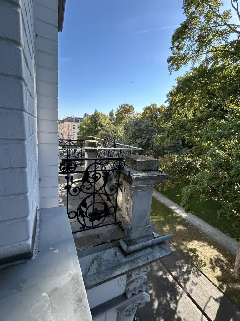 Shiatsu Krefeld, Blick auf Balkon aus dem Shiatsu Raum vor blauem Himmel
