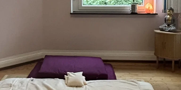 Shiatsu Matte mit Bildausschnitt und kleinem Schr&auml;nkchen